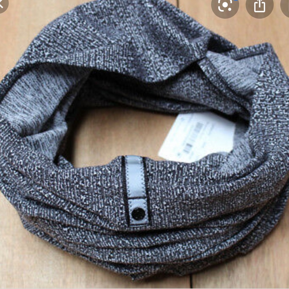 Black and white lululemon vinyasa scarf